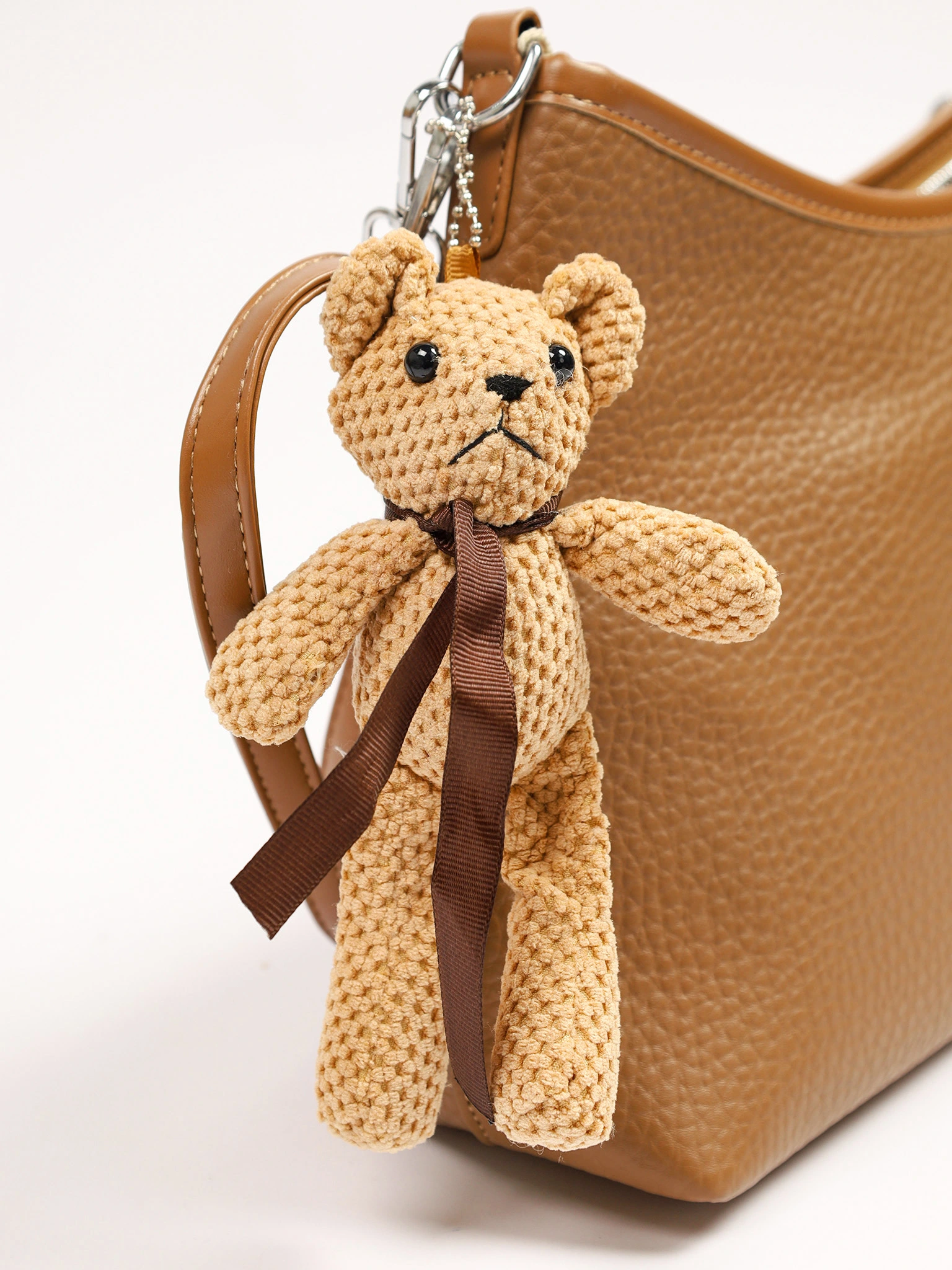 Сумка-кроссбоди  с декоративным брелком в ассортименте